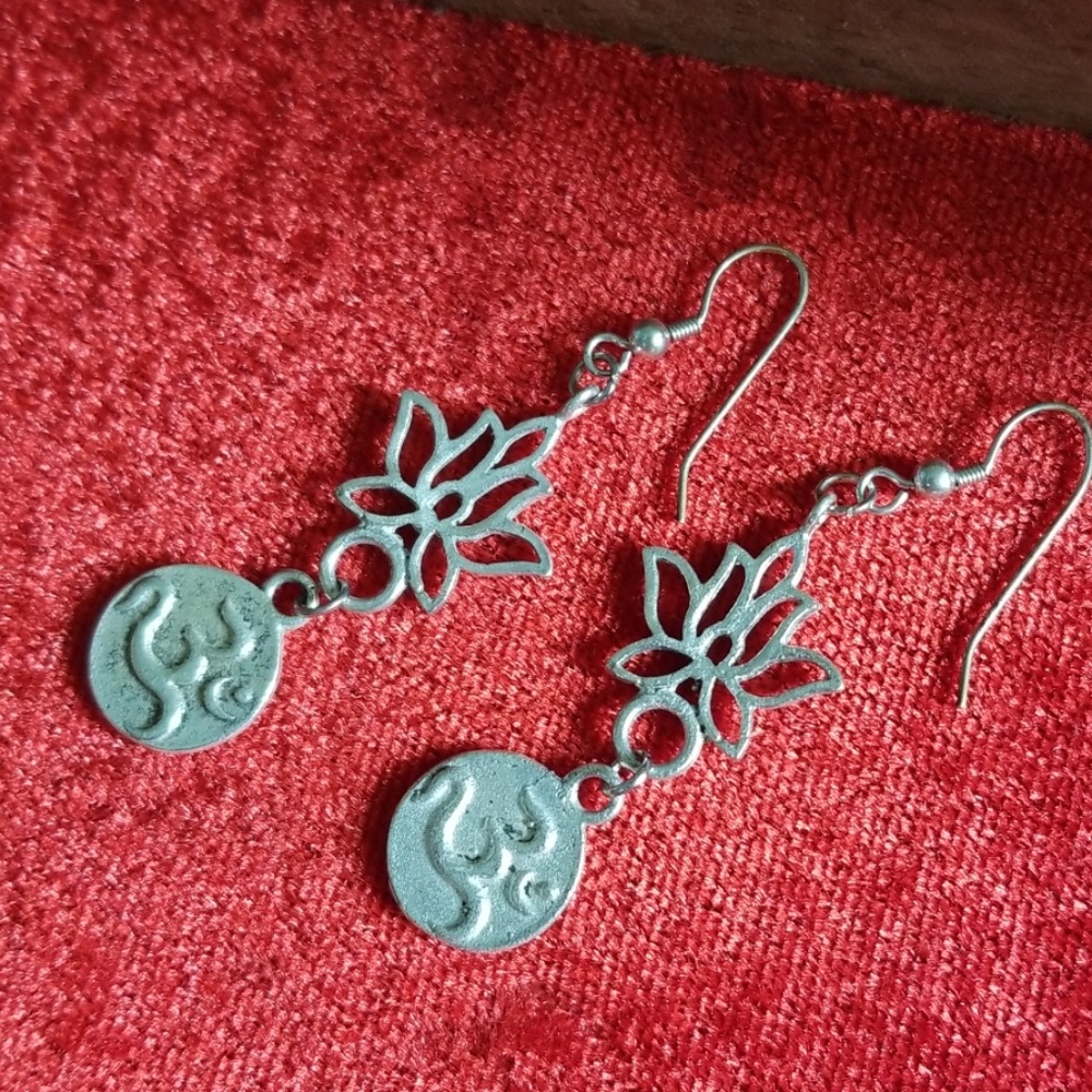 💐Ommm My Goddess! Lotus Om Earrings